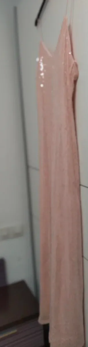 Vestido de fiesta rosa con lentejuelas