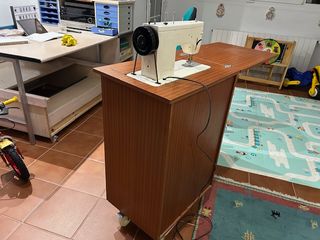 Máquina de coser Sigma con mueble