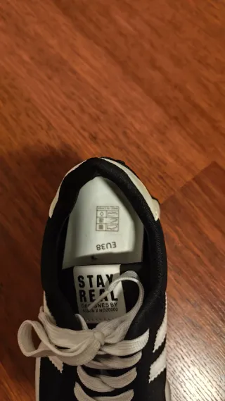 Zapatillas deportivas negras y blancas