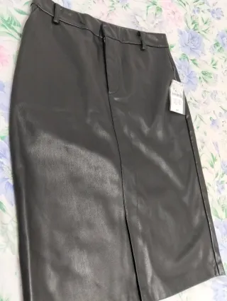 Falda efecto piel negra talla M