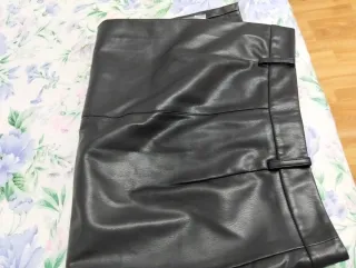 Falda efecto piel negra talla M