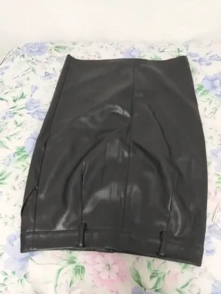 Falda efecto piel negra talla M