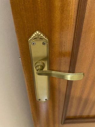 cuatro puertas de madera con cerradura dorada