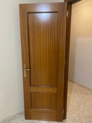 cuatro puertas de madera con cerradura dorada