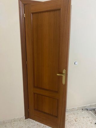cuatro puertas de madera con cerradura dorada