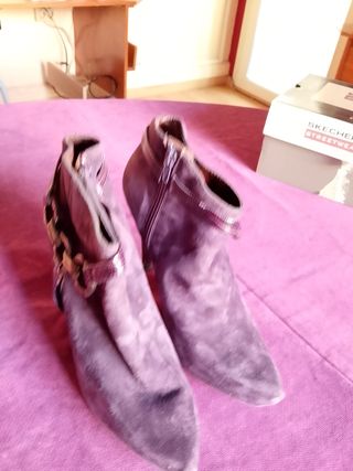 Botines de tacón morados con hebilla