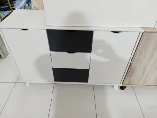 Cómoda blanca y negra de madera