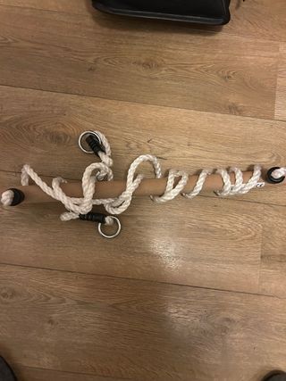 Barra de columpio de madera con cuerdas