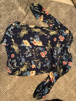 Camisa negra manga larga talla M 3 euros cada una