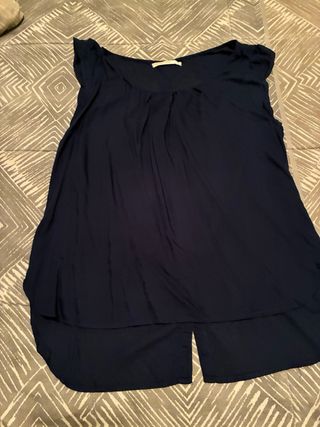 Camisa negra manga larga talla M 3 euros cada una