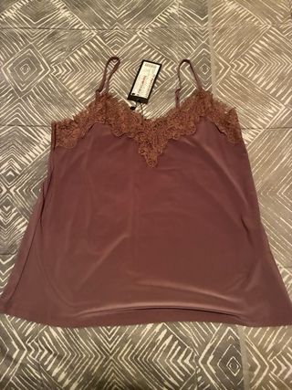 Camisa negra manga larga talla M 3 euros cada una