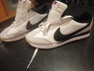 Nike Beige/Blanco Talla 41.5