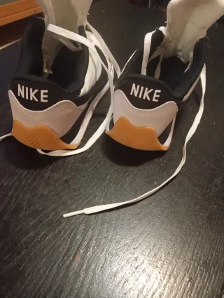 Nike Beige/Blanco Talla 41.5