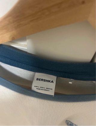 Camiseta Bershka blanca y azul