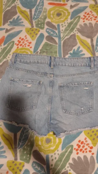 Pantalón corto vaquero desgastado