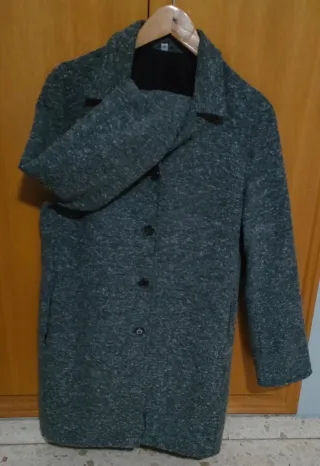 Abrigo gris y negro.
