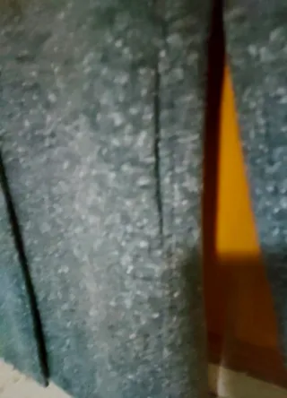 Abrigo gris y negro.