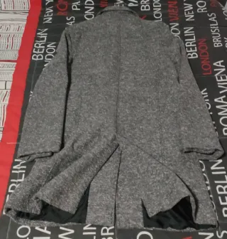 Abrigo gris y negro.