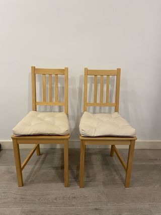 Mesa y 2 Sillas con Cojines