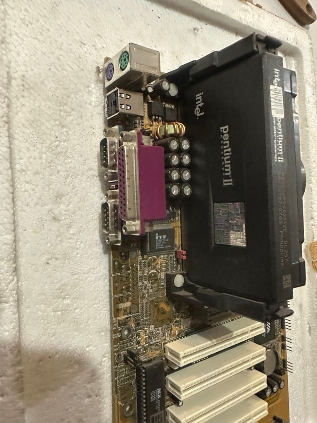 152- vecchia scheda madre slot 1 + Pentium II 400