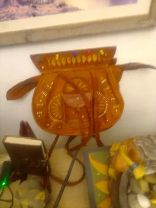 Bolso piel hippie decorado y es viejo