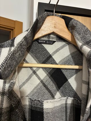 Poncho Negro y Beige Talla Única,camisa ,chaqueta