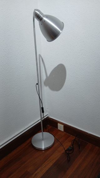 Lámpara de pie metálica plateada