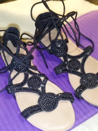 Sandalias romanas negras con pedrería y cordones