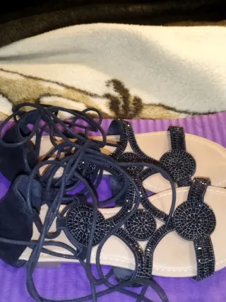 Sandalias romanas negras con pedrería y cordones