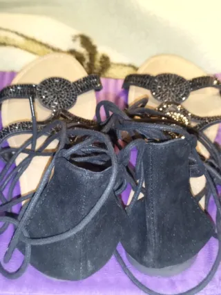 Sandalias romanas negras con pedrería y cordones