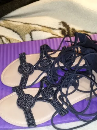 Sandalias romanas negras con pedrería y cordones