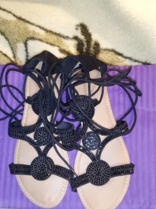 Sandalias romanas negras con pedrería y cordones