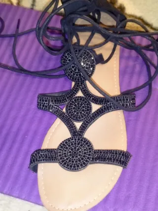 Sandalias romanas negras con pedrería y cordones