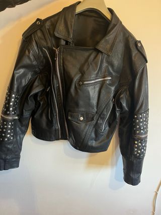 Cazadora motera cuero auténtico tachuelas