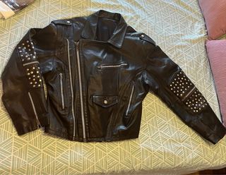 Cazadora motera cuero auténtico tachuelas