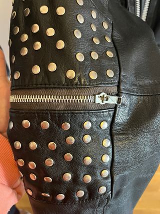 Cazadora motera cuero auténtico tachuelas