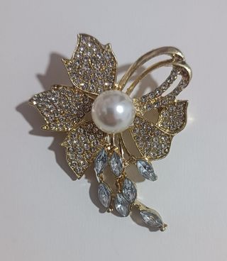 Broche flor con perla y pedrería