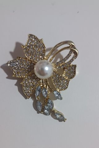 Broche flor con perla y pedrería