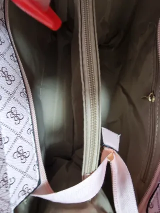 Bolso de mano y bandolera rosa con detalles dorado