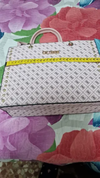 Bolso de mano y bandolera rosa con detalles dorado