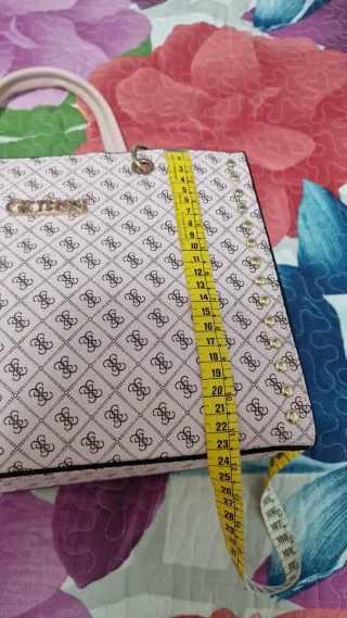 Bolso de mano y bandolera rosa con detalles dorado