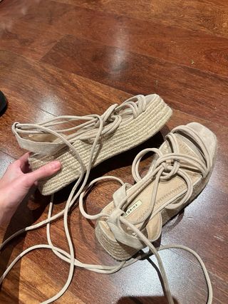 Sandalias beige atadas con plataforma de esparto
