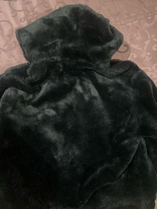 Abrigo peludo Bershka negro con capucha