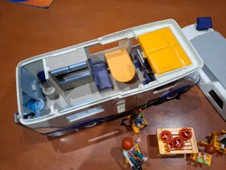 Autocaravana Playmobil con figuras y accesorios