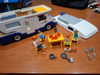 Autocaravana Playmobil con figuras y accesorios
