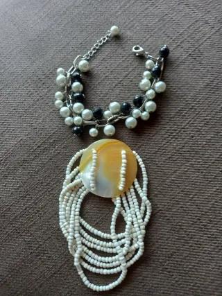 Pulseras perlas blancas y negras