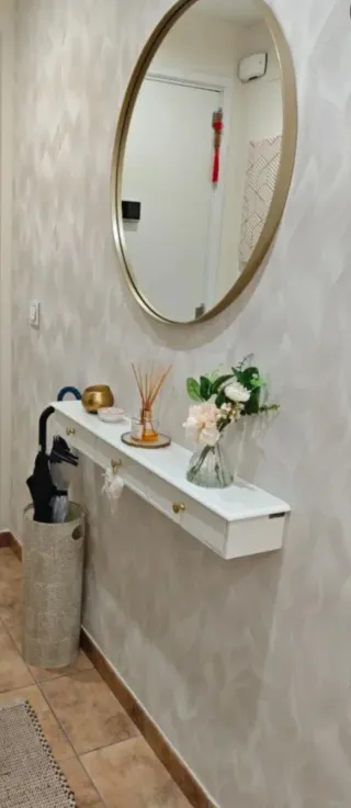 Recibidor y espejo decorativo