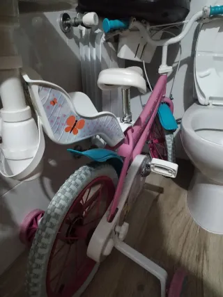 Bicicleta infantil rosa con ruedines
