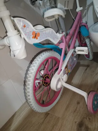 Bicicleta infantil rosa con ruedines