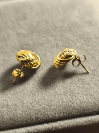 Pendientes dorados con circonitas
